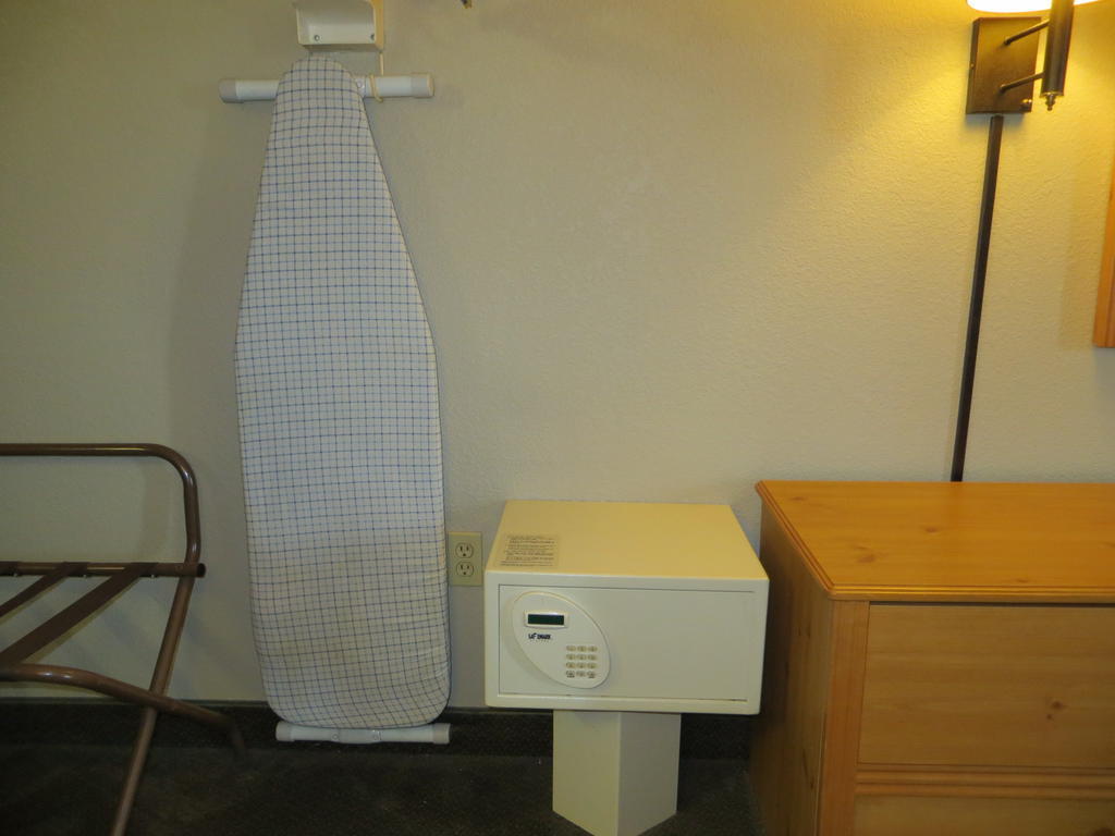 Super 8 By Wyndham Davenport Hotel Room photo